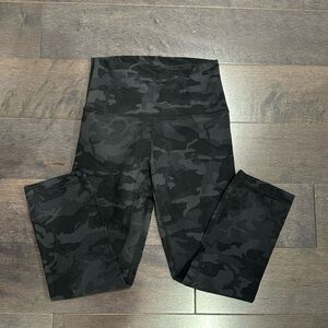 Lululemon Black/ Grey Camo Cropped Leggings Size 4